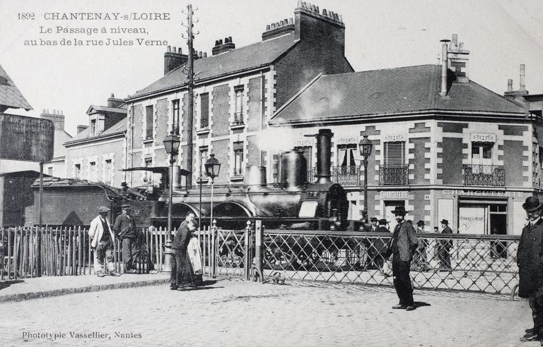 Ilot de la gare de Chantenay, À l'angle des rues Jules Verne et de la Gare  de Chantenay, commerce de charcuterie au n° 1 de la rue de la Gare, sans  date. (