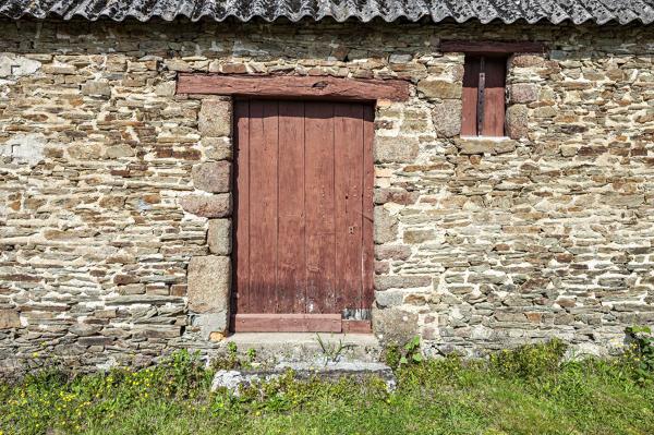 Porte d'étable, entourée d'une maçonnerie de moellon de schiste et de grès, surmontée d'un linteau de bois, à la Conillère (La Baroche-Gondouin).