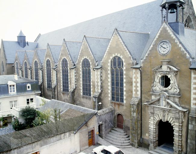 Couvent de franciscains Notre-Dame-des Cordeliers, puis église paroissiale Notre-Dame-des-Cordeliers et caserne Corbineau, actuellement église paroissiale Notre-Dame-des-Cordeliers et immeuble à logements, 27 rue de Bretagne, place Notre-Dame, Laval