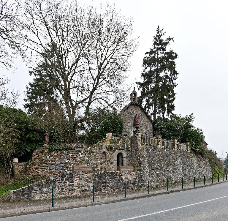 Monument aux morts, chapelle Saint-Trèche de Saint-Jean-sur-Mayenne