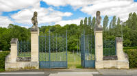 Le portail du parc de Courtanvaux, limite ouest du bourg.