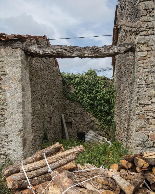 Vestige d'une poutre de liaison signalant la réunion de deux bâtiments préexistants par la création d'un simple toit. Ledit bâtiment servait alors de remise. Beaulieu, Saint-Hilaire-de-Clisson. Cadastre 2018, ZA 01-275.