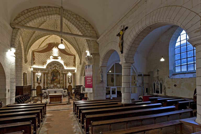 Monument aux morts, église paroissiale Saint-Pierre et Saint-Paul de Pontvallain