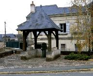 Le puits communal de la place Bernard Triquier (ancien carrefour des Ormeaux), en 1995.