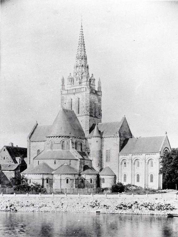 Prieuré de bénédictines, puis église paroissiale Notre-Dame, actuellement basilique Notre-Dame d'Avesnières, place d'Avesnières, Laval