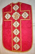 Ornement rouge n° 7 : chasuble, étole, bourse de corporal, voile de calice