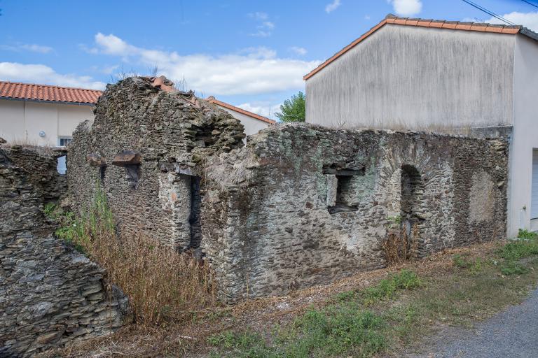 Habitation en rez-de-chaussée à pièce unique sous charpente. Vue de la façade principale. La Caillerie, La Haye-Fouassière. Cadastre 2018, AI 01-128.