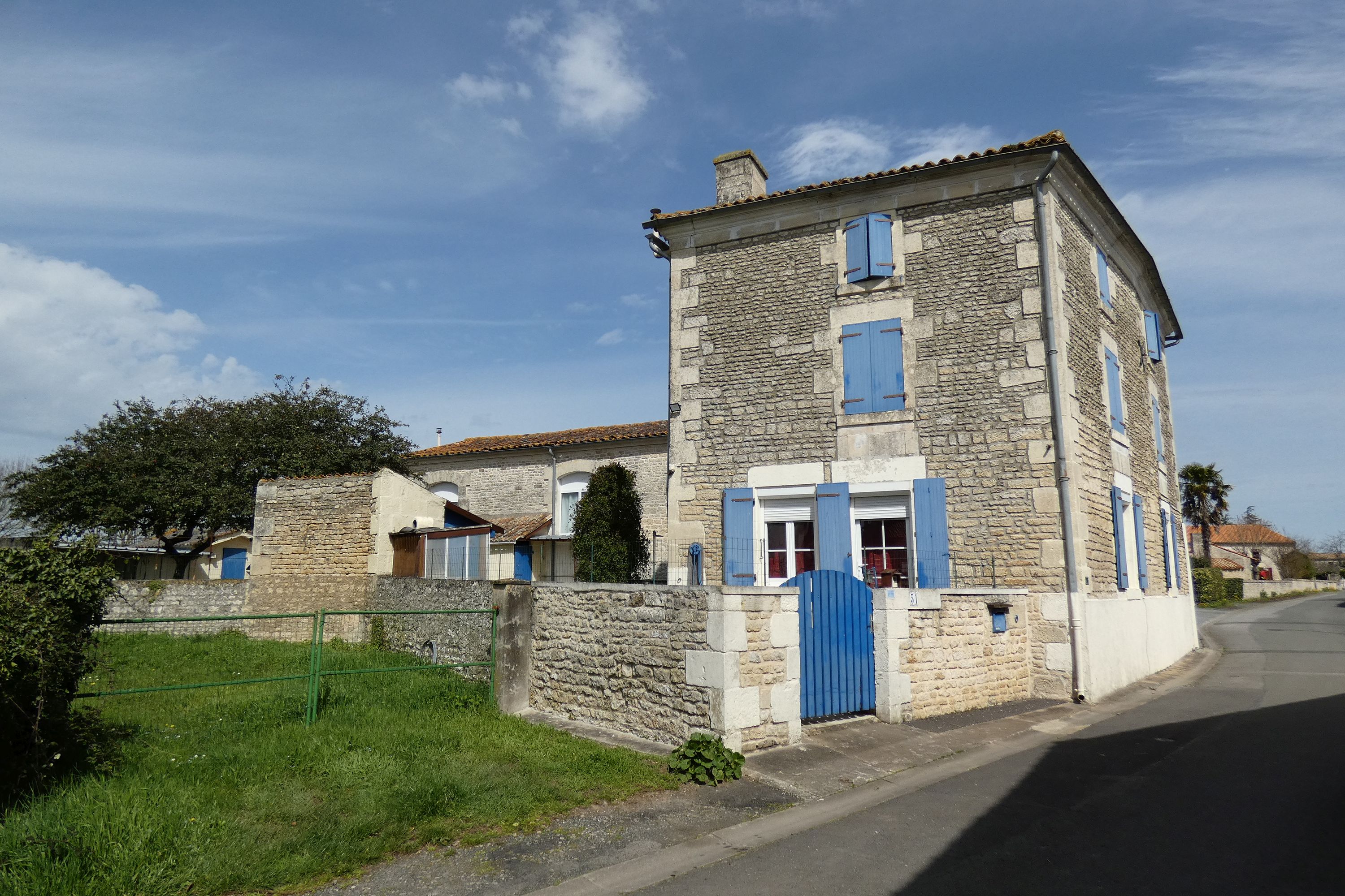 Ecole primaire d'Aziré, puis salle des fêtes Alfred-Roux et café