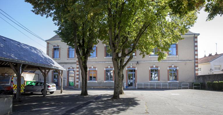 Ecole Robert Garnier, actuellement services techniques municipaux, 181 avenue Olivier-Heuzé