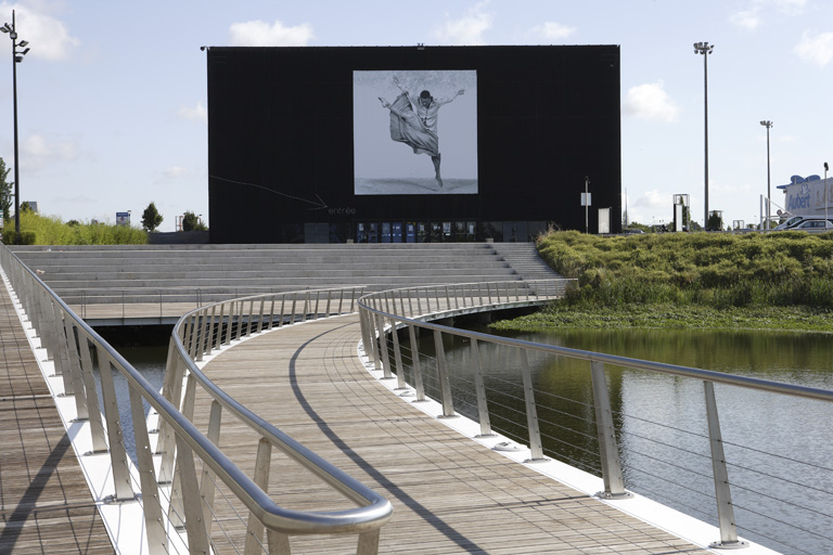 Ensemble de 32 photographies monumentales à Saint-Herblain et à Orvault : Dans(e) la cité