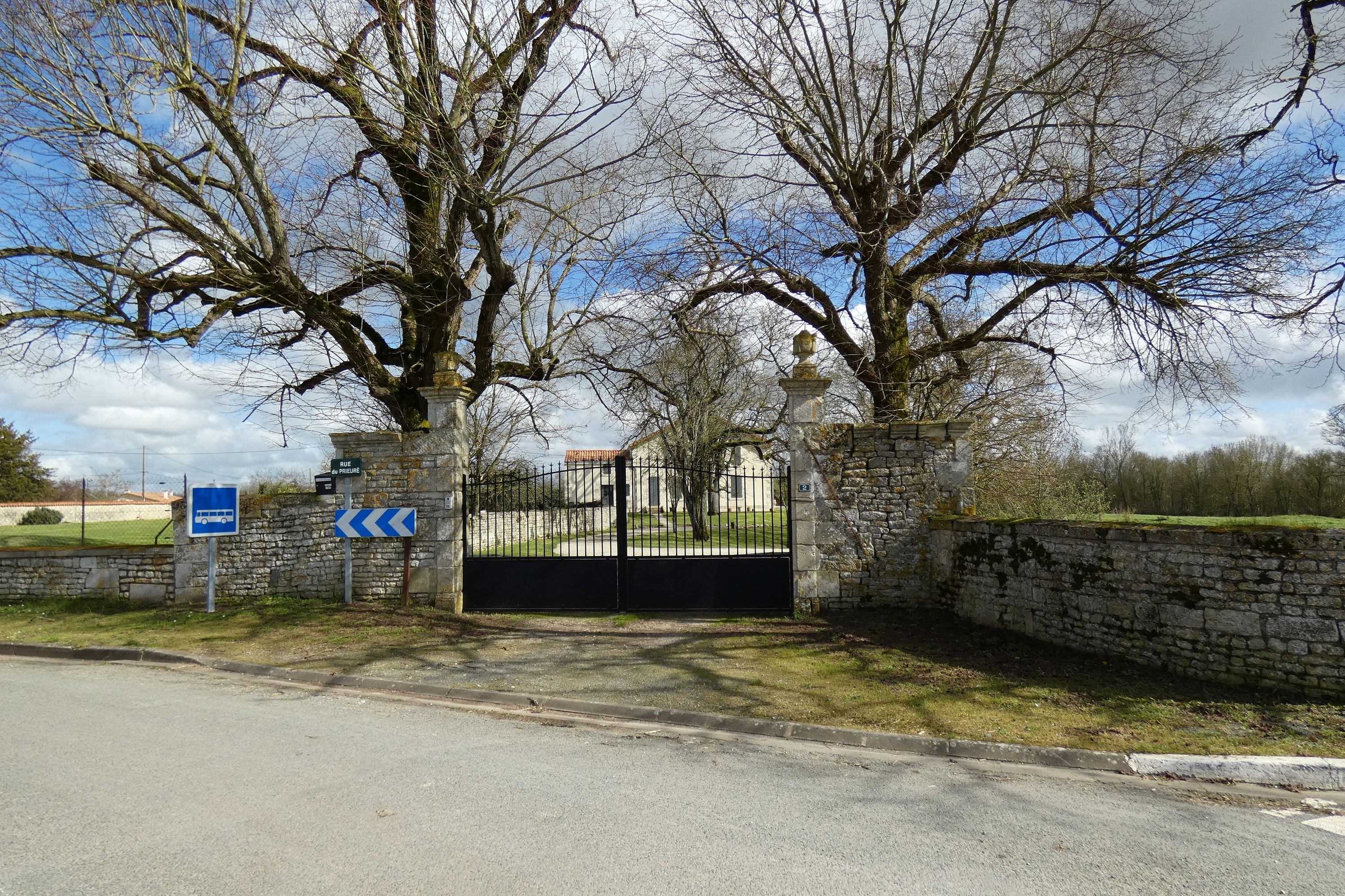 Prieuré de Sainte-Christine, puis ferme dite le Prieuré, actuellement maison, 2 rue du Prieuré