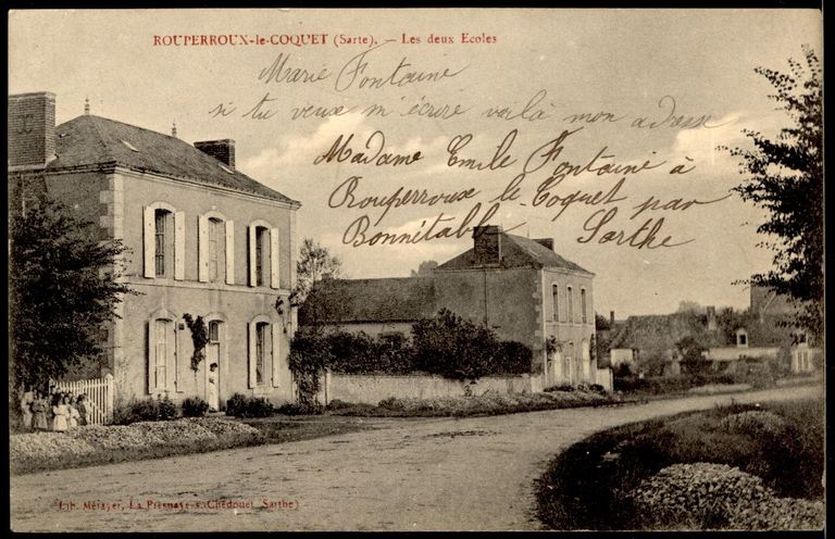 Mairie-école primaire de garçons, école primaire de filles et cantine scolaire, actuellement mairie et deux maisons