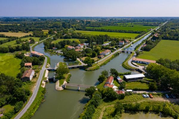 Hameau et site d'écluse de Bazoin