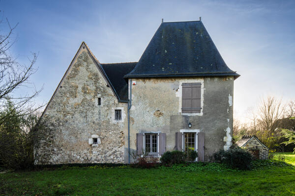 Manoir (?) puis prieuré, puis presbytère et école, actuellement maison, le Vieux Manoir