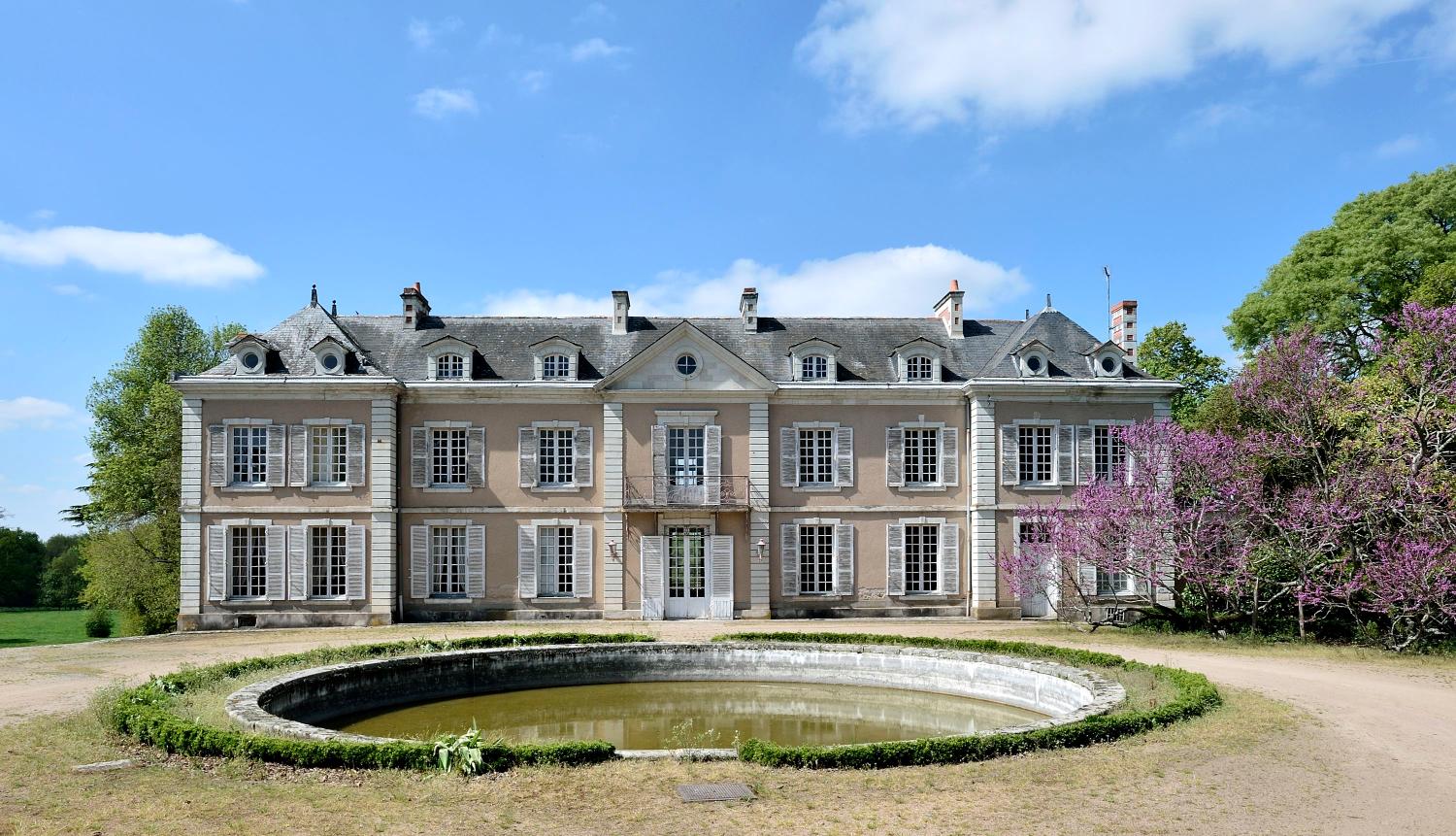 Le château de Mantelon à Denée.