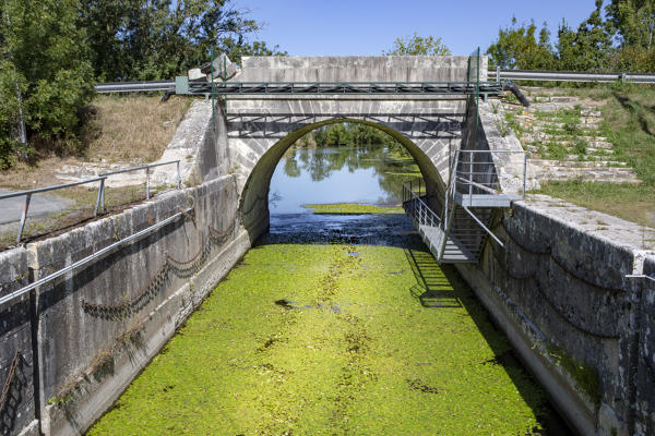 Aqueduc et écluse du Gouffre ; Route de La Rochelle