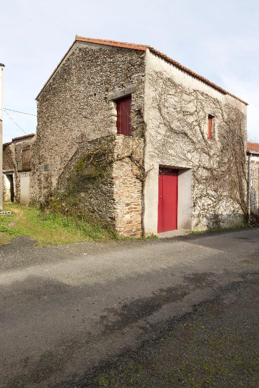 Habitation avec étage de stockage en surcroît. Maison remaniée au XIXe siècle avec escalier hors oeuvre. Habitation au rez-de-chaussée, stockage à l'étage. Pé de Sèvre, Le Pallet. Cadastre 2018, BM01-579.