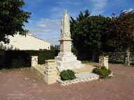 Le monument aux morts vu depuis le sud-ouest.