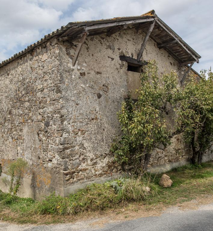 Mur pignon d'une grange avec débord de toit formant auvent. La Mauvillonnière, La Planche, cadastre 2018, 000 YA 01-185.
