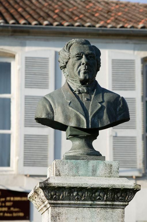 Monument à Pierre-Yacinthe Dumaine, rue de l'Hôtel-de-Ville