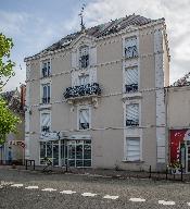 Usine de poterie Guilmet, actuellement immeuble à logements, 7 place de la République, 12 rue Faidherbe, Connerré