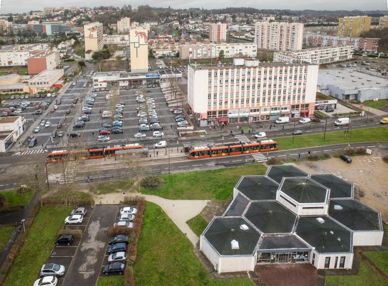 Vue de l'église Saint-Bernard et du centre commercial depuis le toit d'une tour.