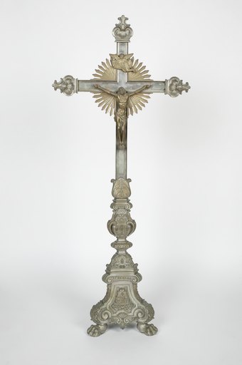 Ensemble d'une croix d'autel et de chandeliers d'autel