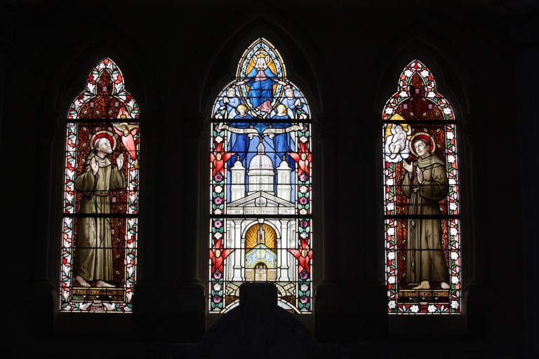 Ensemble de 5 verrières historiées ou à personnages (Baies 13, 14 et 16 à 18) - Basilique Notre-Dame, Pontmain