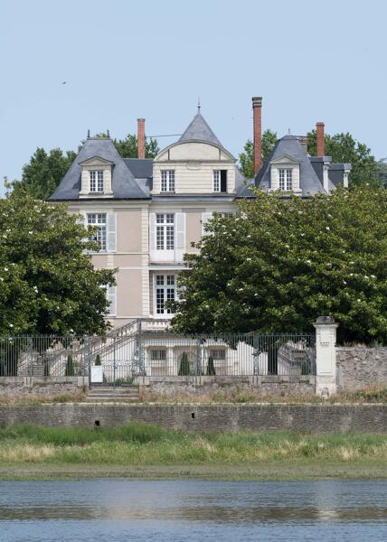 Château de Sainte-Gemmes, puis asile d'aliénés actuellement hôpital psychiatrique dit Centre de Santé Mental Angevin (CESAME)