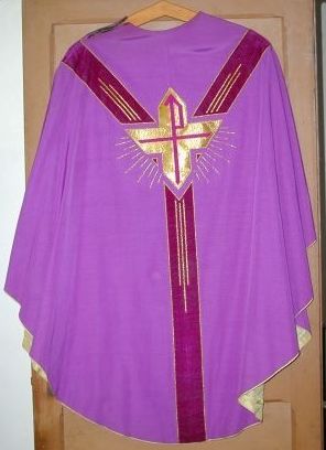 Ensemble de 3 chasubles violettes