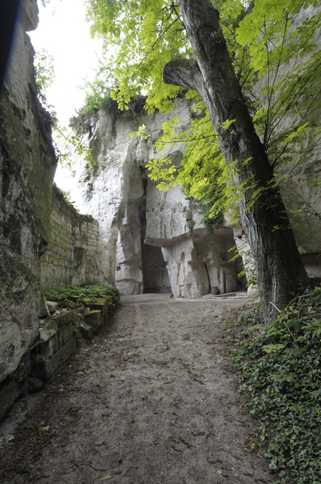 Carrière souterraine, puis demeures et édifice artisanal de production de prunes séchées, aujourd'hui maison dite Bellevue, 1 place des Dames-de-Tourzel, Montsoreau