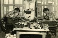 En 1959, Jacques Poupelin, à gauche, et M. Fabarez, à droite, dans l'atelier au bord de la rue.