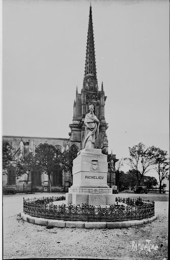 Monument au cardinal de Richelieu,  place Richelieu