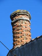 Une des souches de cheminée octogonales en brique.