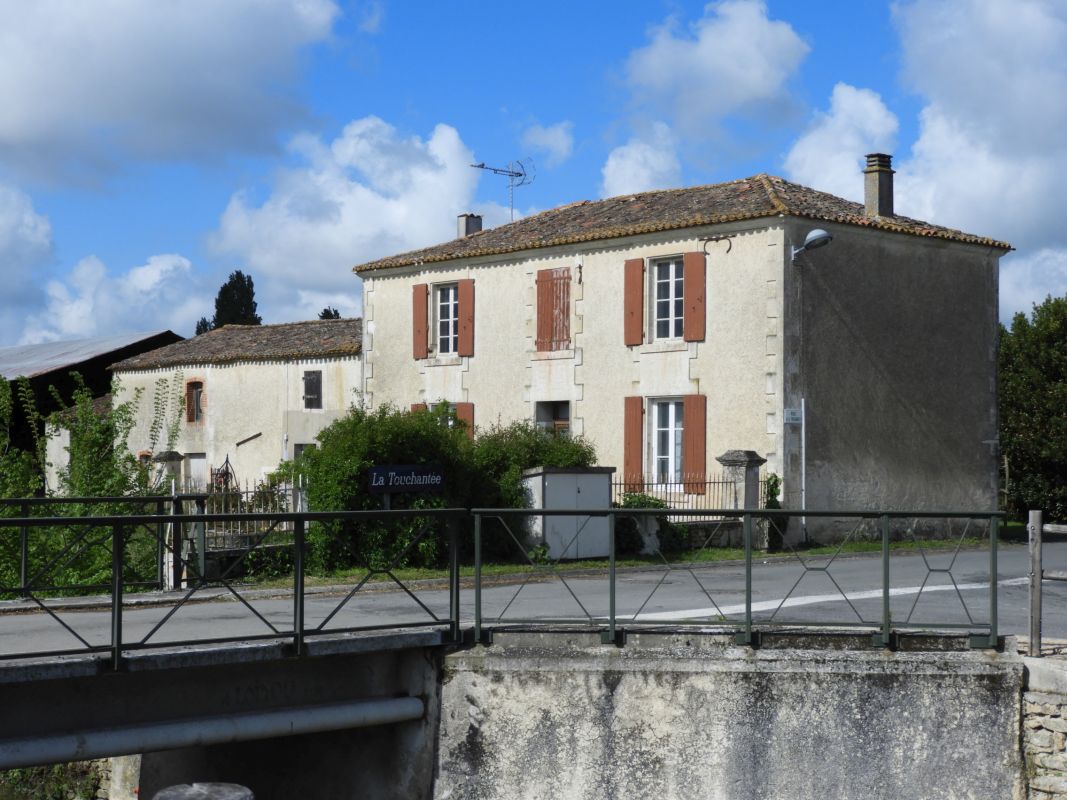 Ferme, actuellement maison ; la Touchantée ; 1 rue de la Touchantée