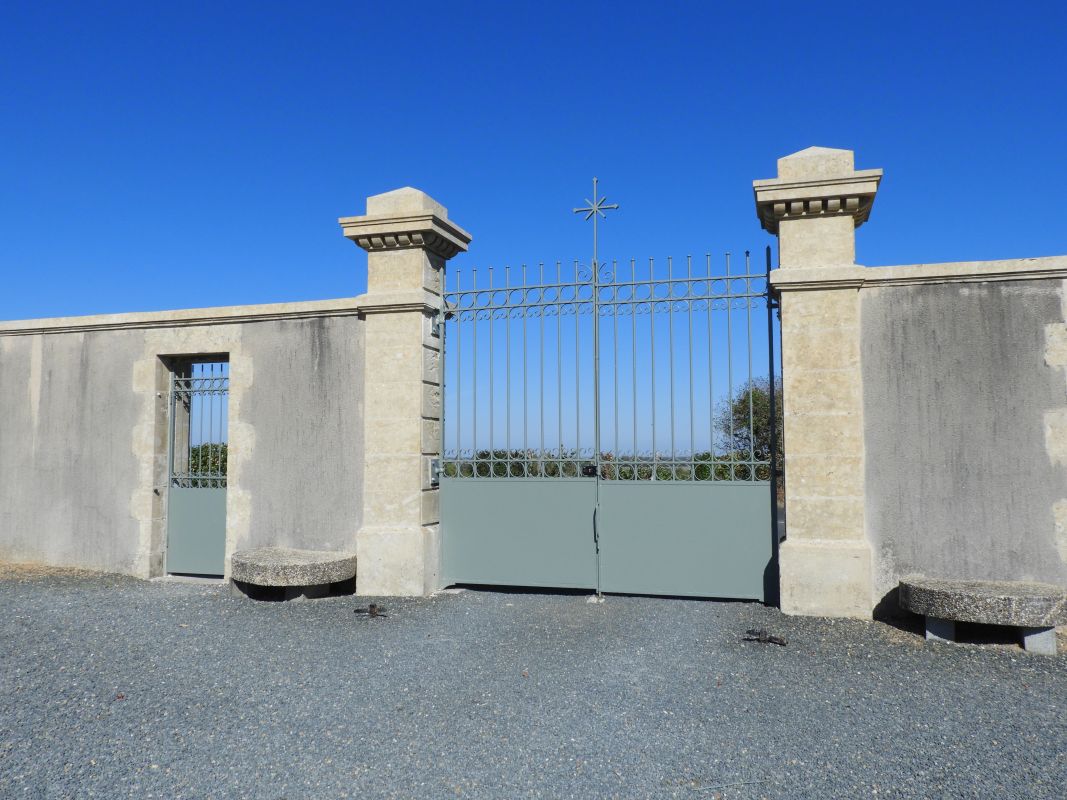 Cimetière de L'Île-d'Elle ; Rue du Prieuré