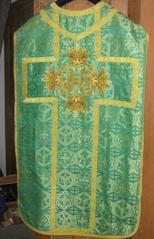 Ornement vert n° 9 : chasuble, étole, manipule, bourse de corporal, voile de calice