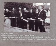 Inauguration du CEG le 1er octobre 1961 : le préfet coupe le ruban.