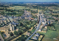 Une vue aérienne du bourg, carte postale du milieu du XXe siècle.