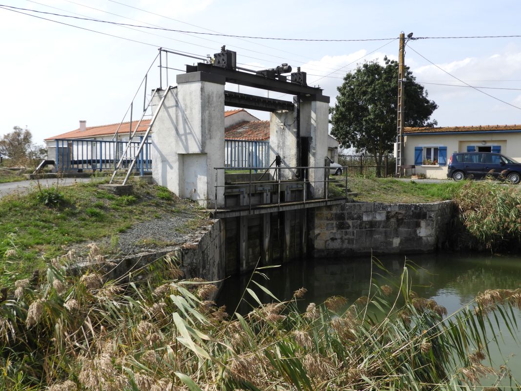 Porte du canal du Clain ou des Grands Greniers, maison de garde