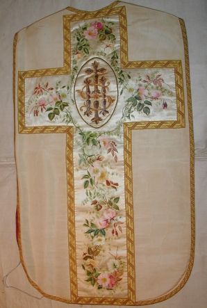 Ornement blanc n° 12 : chasuble, étole, manipule, voile de calice, bourse de corporal