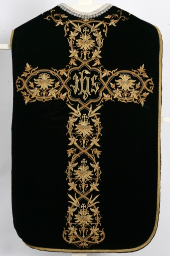 Ornement noir : chasuble ; étole ; manipule ; voile de calice ; bourse de corporal - Église paroissiale et prieurale Notre-Dame, Saulges