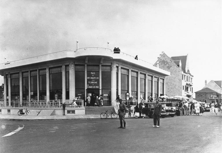 Syndicat d'initiative dit hall des informations de la Baule-les-Pins actuellement immeuble à logements et commerce, 35 boulevard de l'Océan