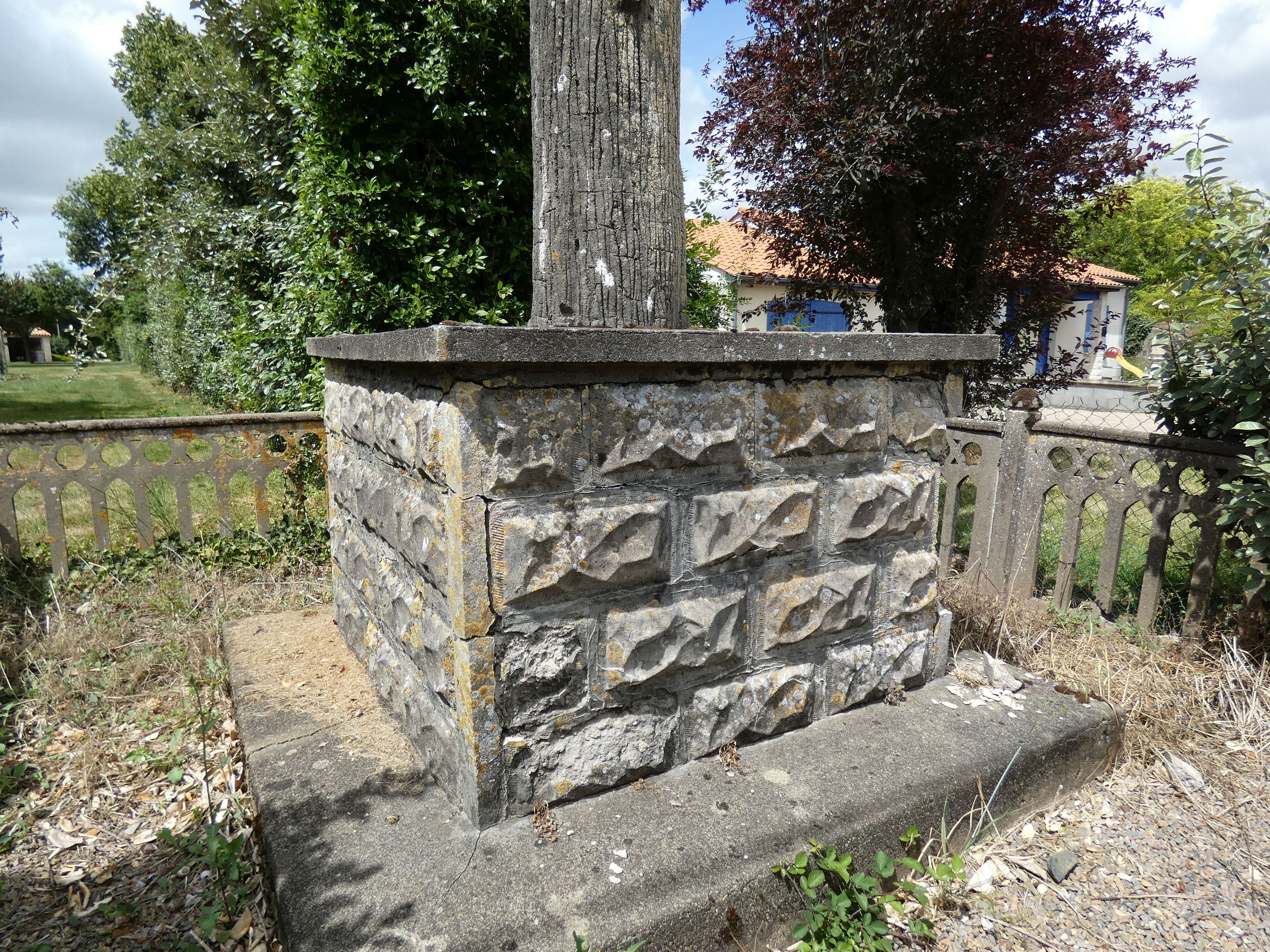 Croix de chemin, route de Benet