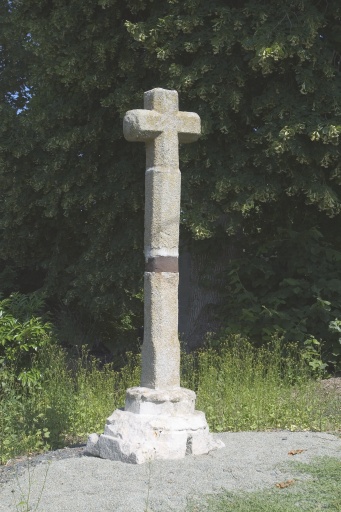 Croix de chemin, rue des Rosiers