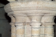 Crypte ou chapelle basse, détail du faisceau de colonnettes de la pile centrale.