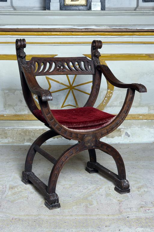 Fauteuil de célébrant : siège curule - Église paroissiale Saint-Léger, Saint-Léger