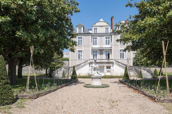 Château de Sainte-Gemmes, puis asile d'aliénés actuellement hôpital psychiatrique dit Centre de Santé Mental Angevin (CESAME)