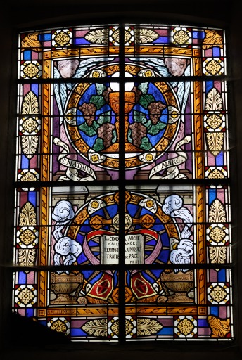 Ensemble de 2 verrières : emblèmes eucharistiques (baies 1 et 2) - Église paroissiale Saint-Aubin, Saint-Aubin-Fosse-Louvain