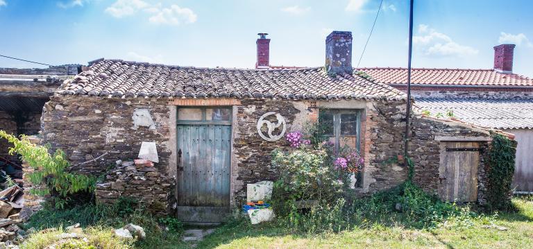 Habitation en rez-de-chaussée à pièce unique sous charpente. La Brégeonnière, la Boissière-du-Doré. Cadastre 2018, B 01-279.